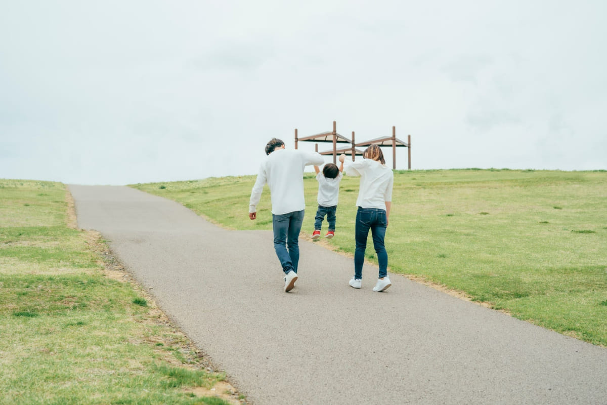 子供と公園出遊ぶ