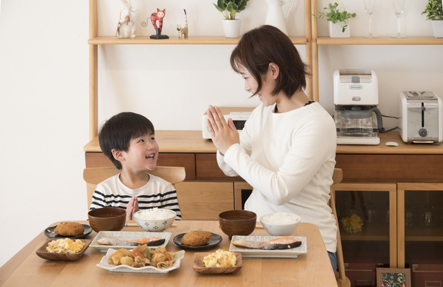 ご飯を食べている親子